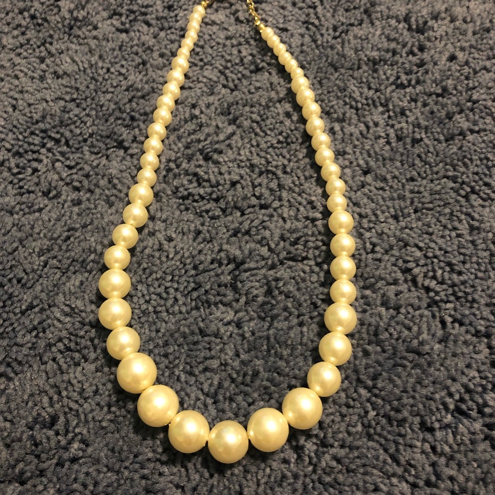 Off white pearl necklace